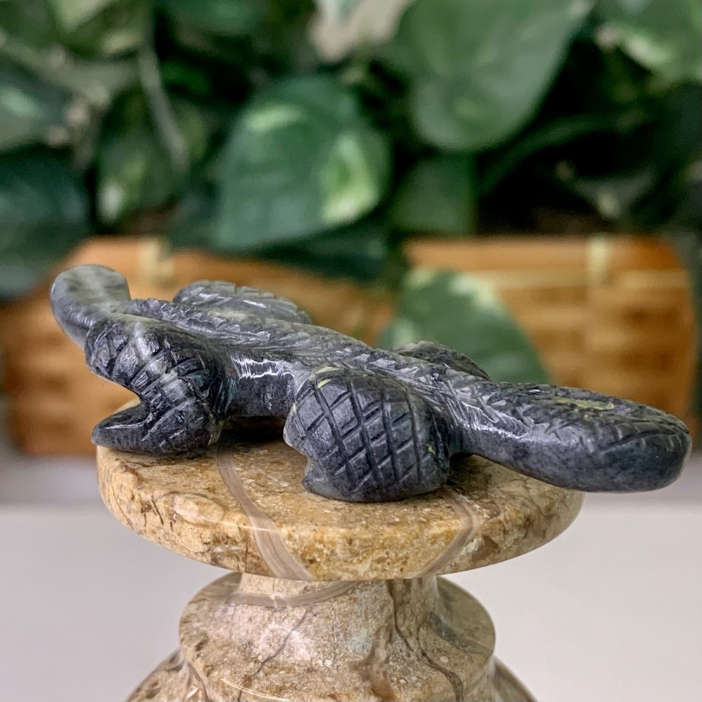Authentic Zuni Picasso Marble Lizard Fetish Carving Nelson Yatsattie 2.5" Signed - Picture 8 of 16